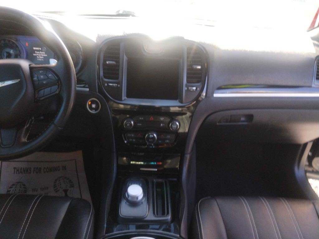 2018 Chrysler 300 Image 11