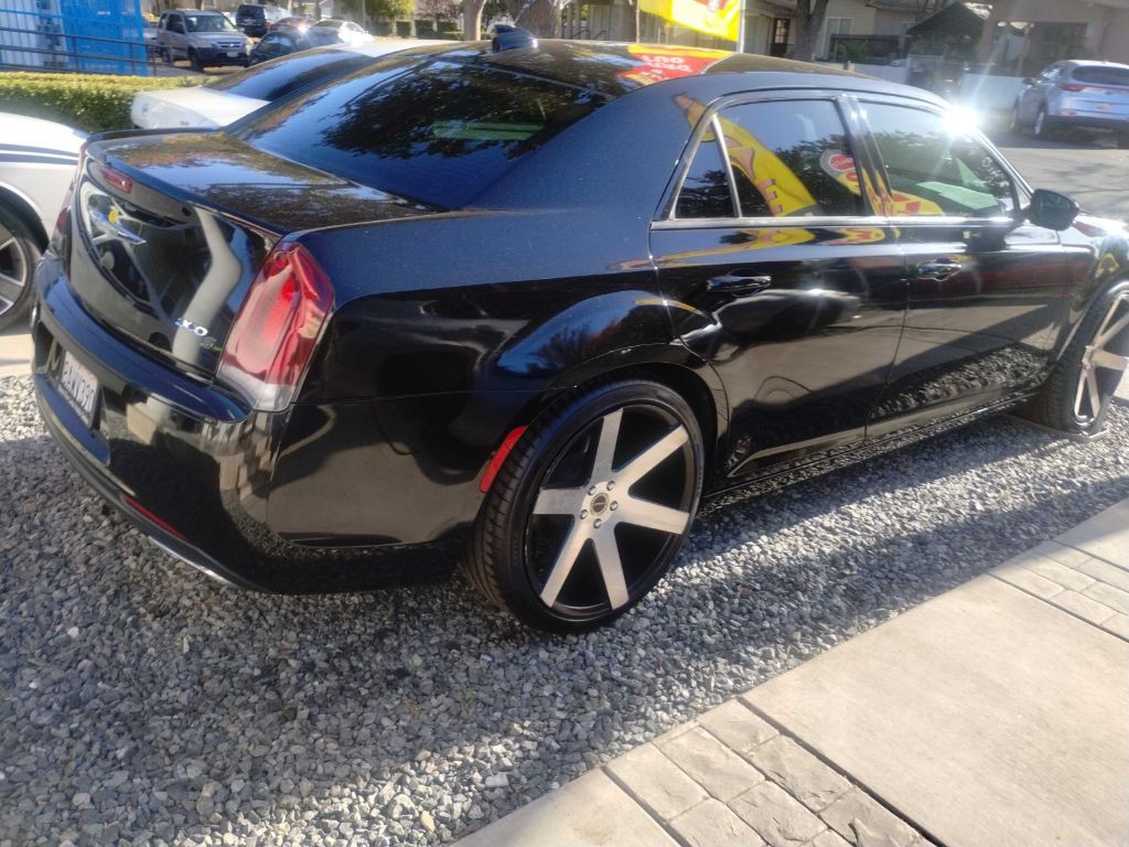 2018 Chrysler 300 Image 16