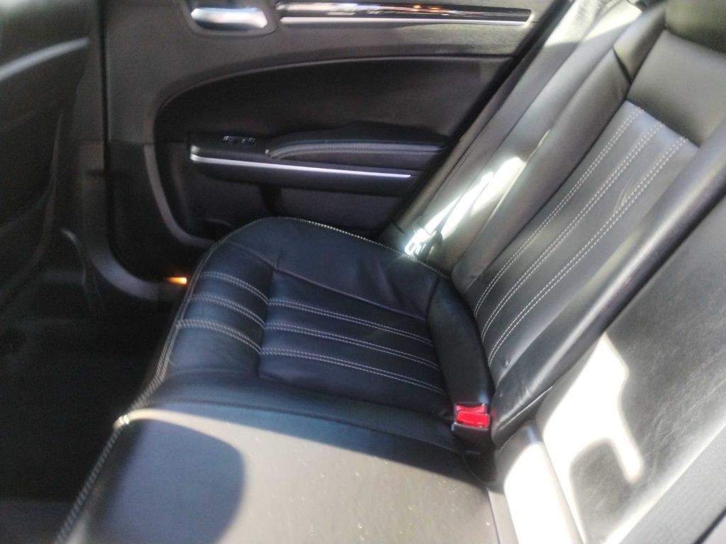 2018 Chrysler 300 Image 21