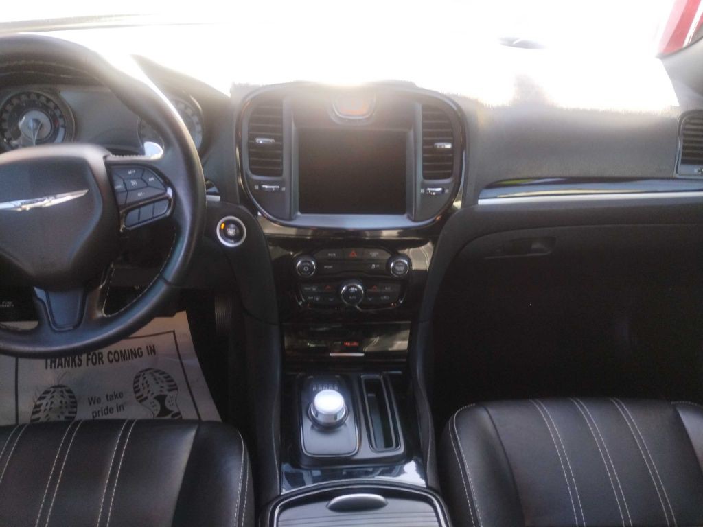 2018 Chrysler 300 Image 22
