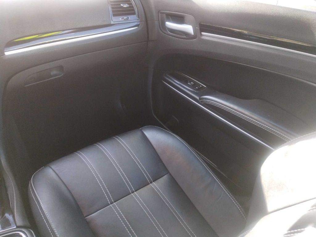 2018 Chrysler 300 Image 23