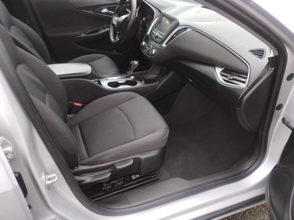 2017 Chevrolet Malibu Image 16