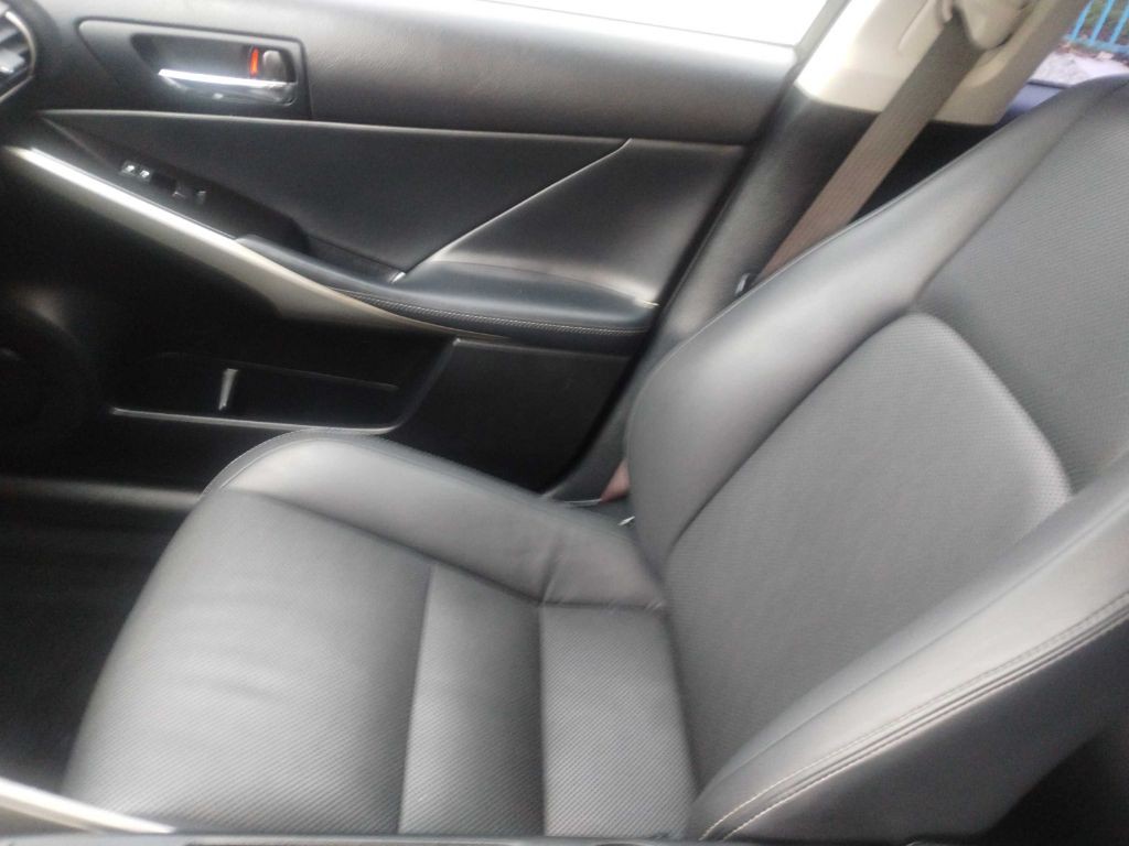 2014 Lexus IS Image 32