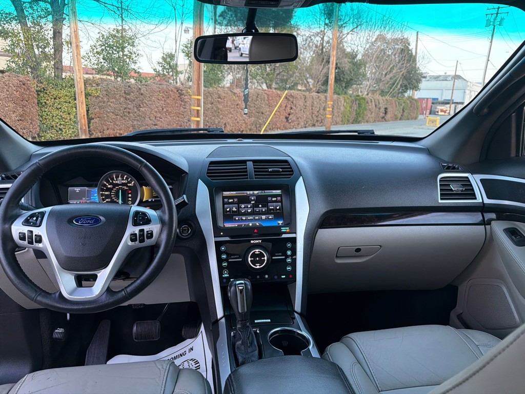 2015 Ford Explorer Image 9