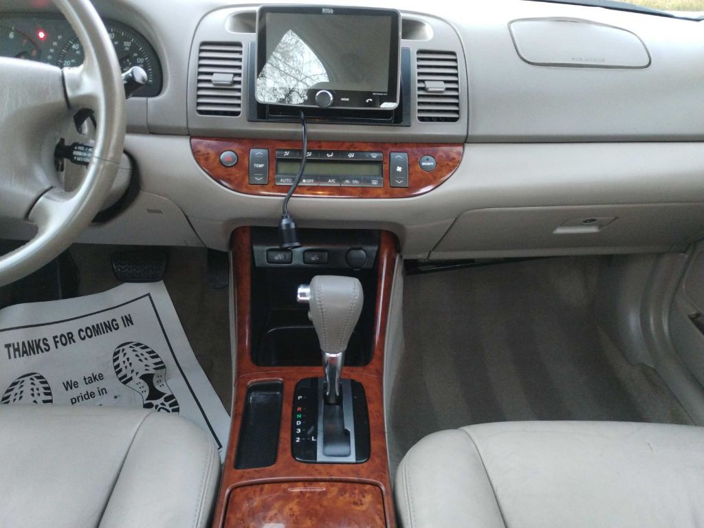 2004 Toyota Camry Image 11