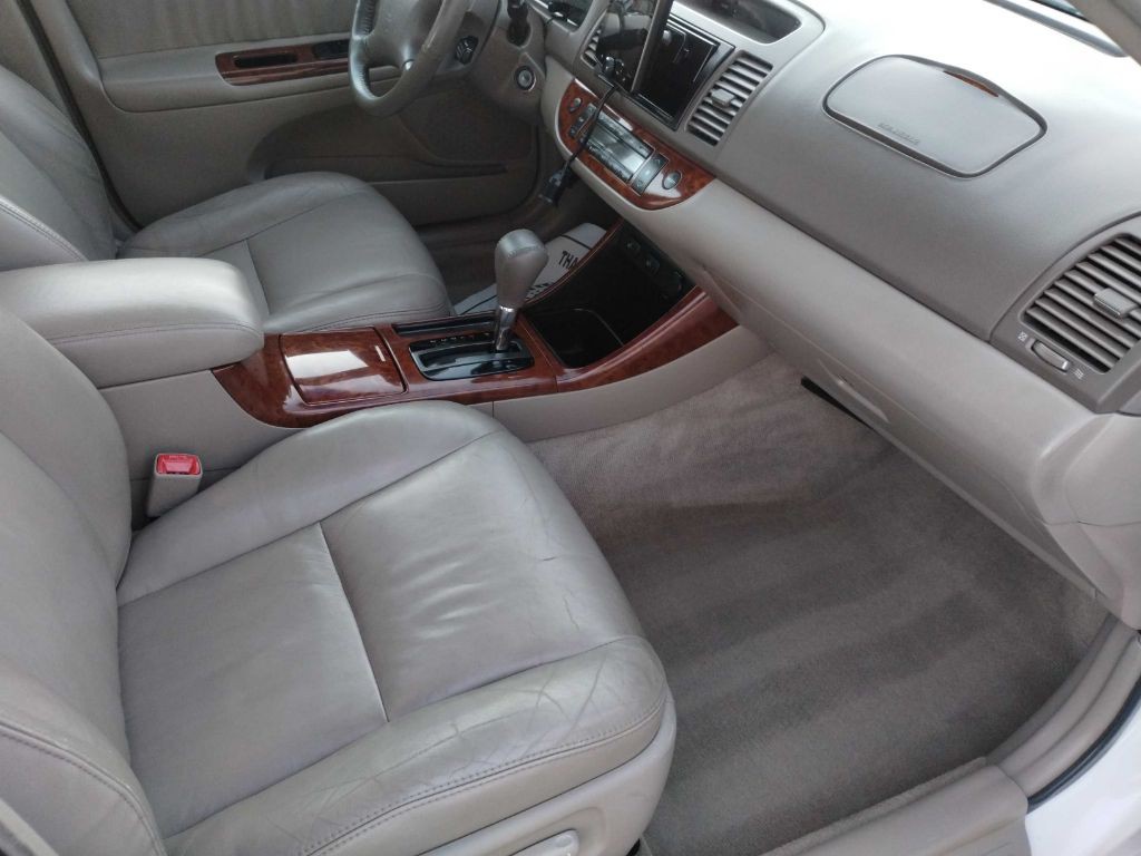 2004 Toyota Camry Image 12