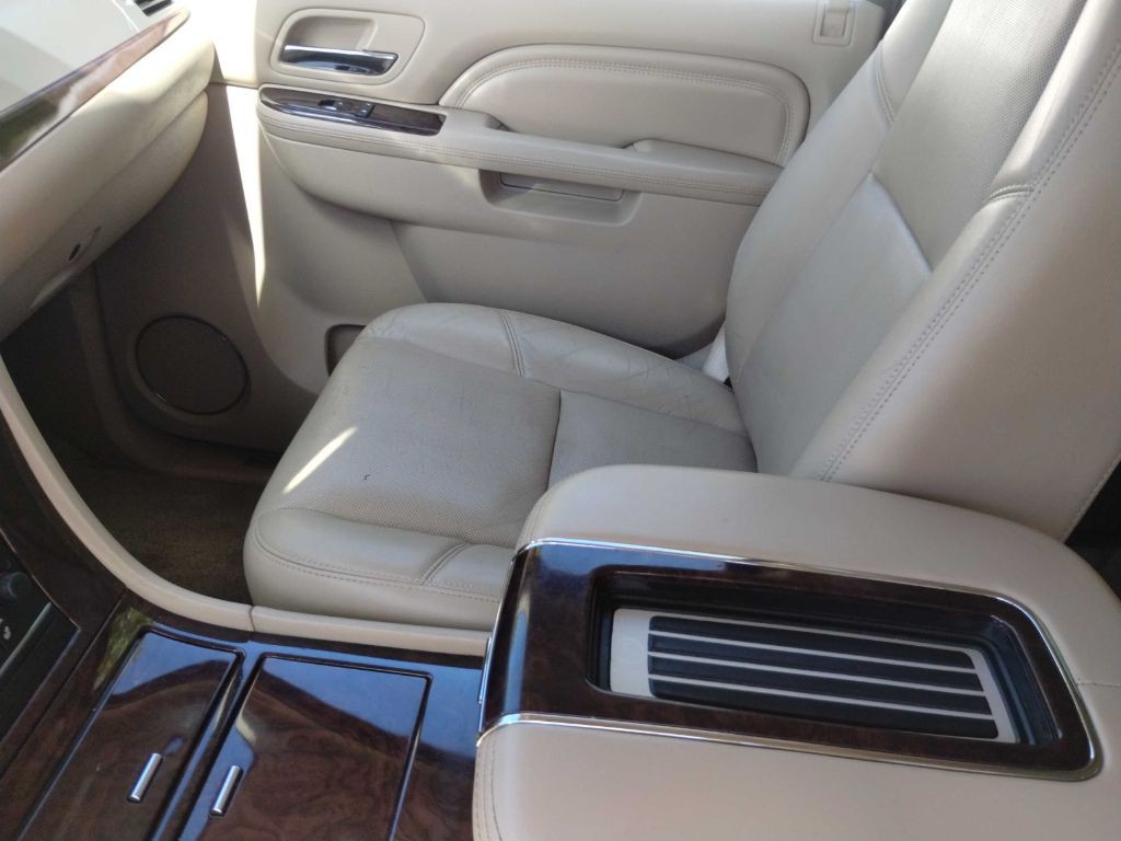2013 Cadillac Escalade Image 17