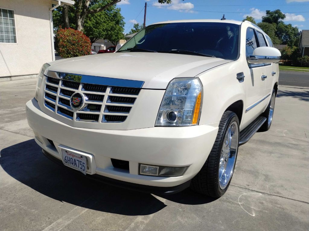 2008 Cadillac Escalade Image 2