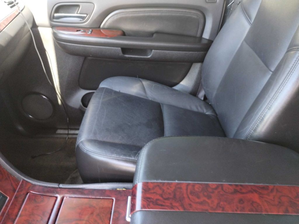 2008 Cadillac Escalade Image 14