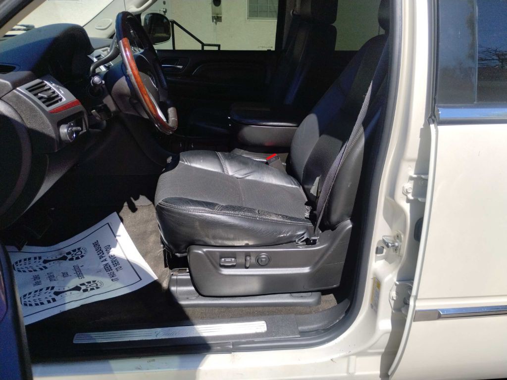 2008 Cadillac Escalade Image 17
