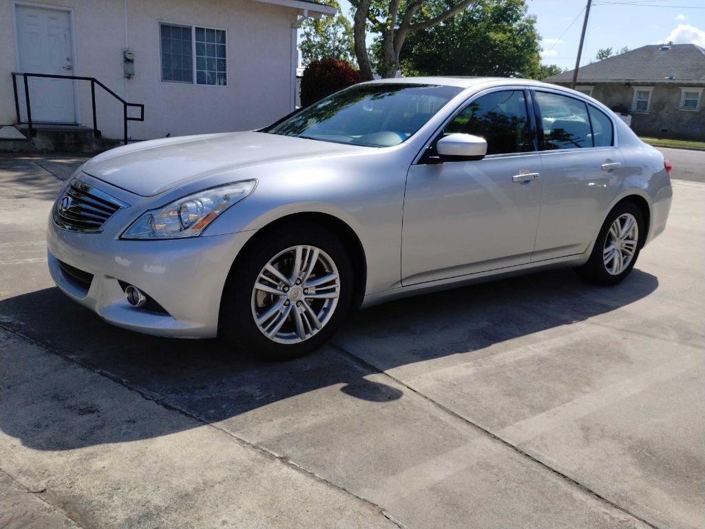 2011 INFINITI G37 Image 3