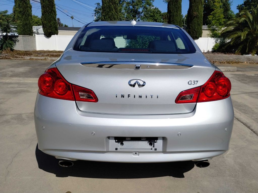 2011 INFINITI G37 Image 9