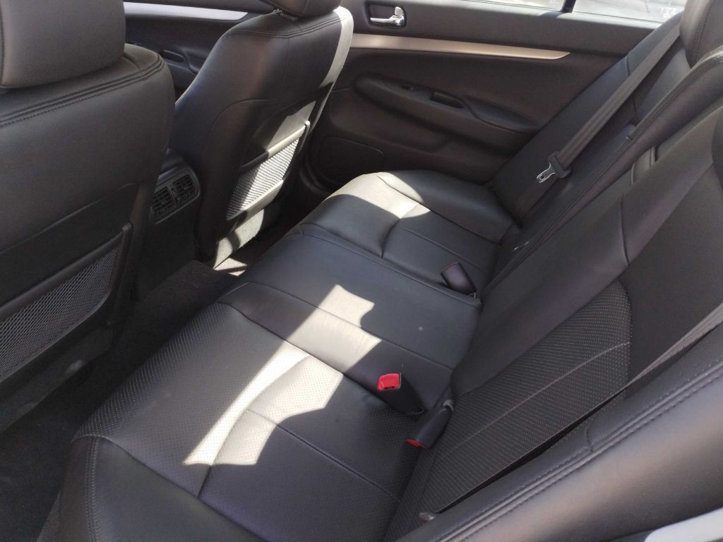2011 INFINITI G37 Image 11