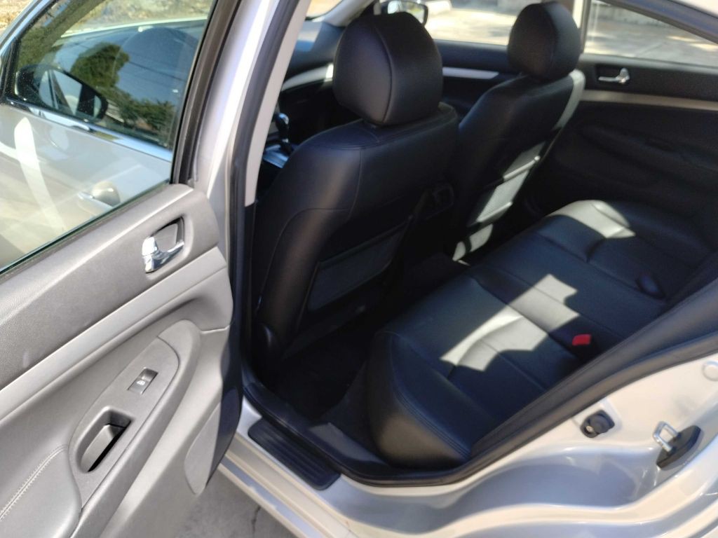 2011 INFINITI G37 Image 13
