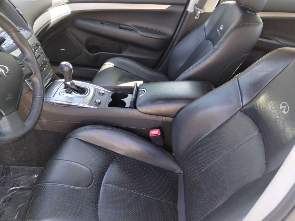 2011 INFINITI G37 Image 15