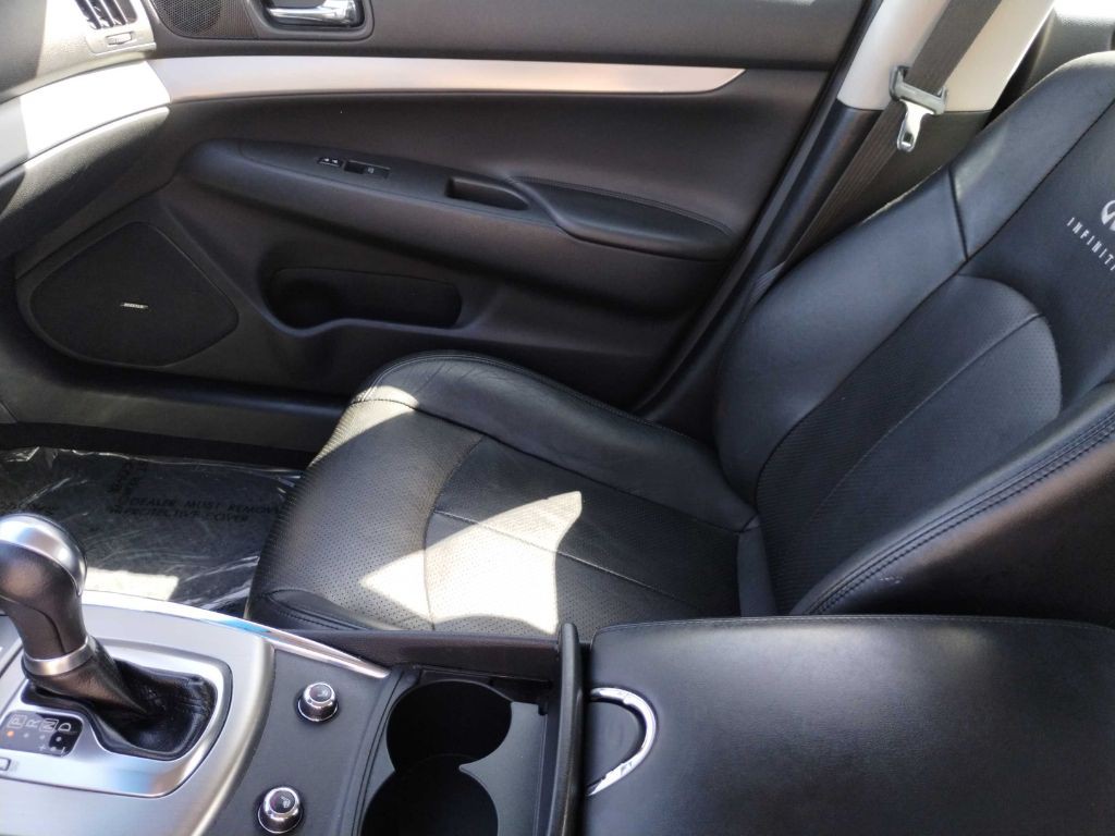 2011 INFINITI G37 Image 16