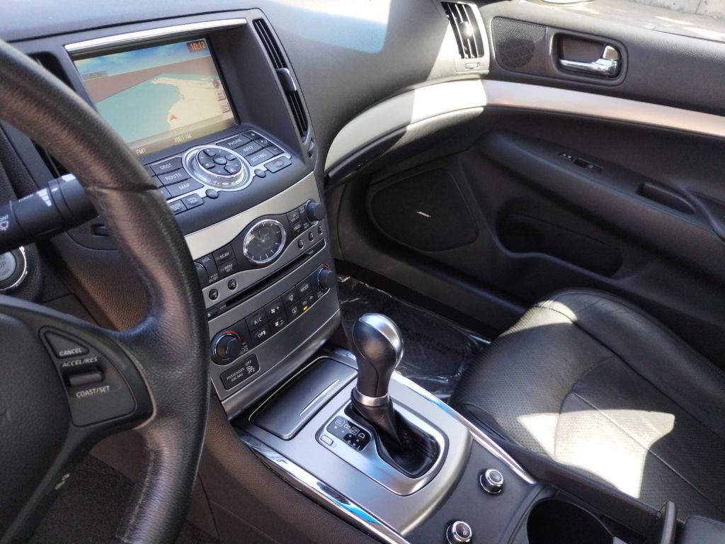 2011 INFINITI G37 Image 18