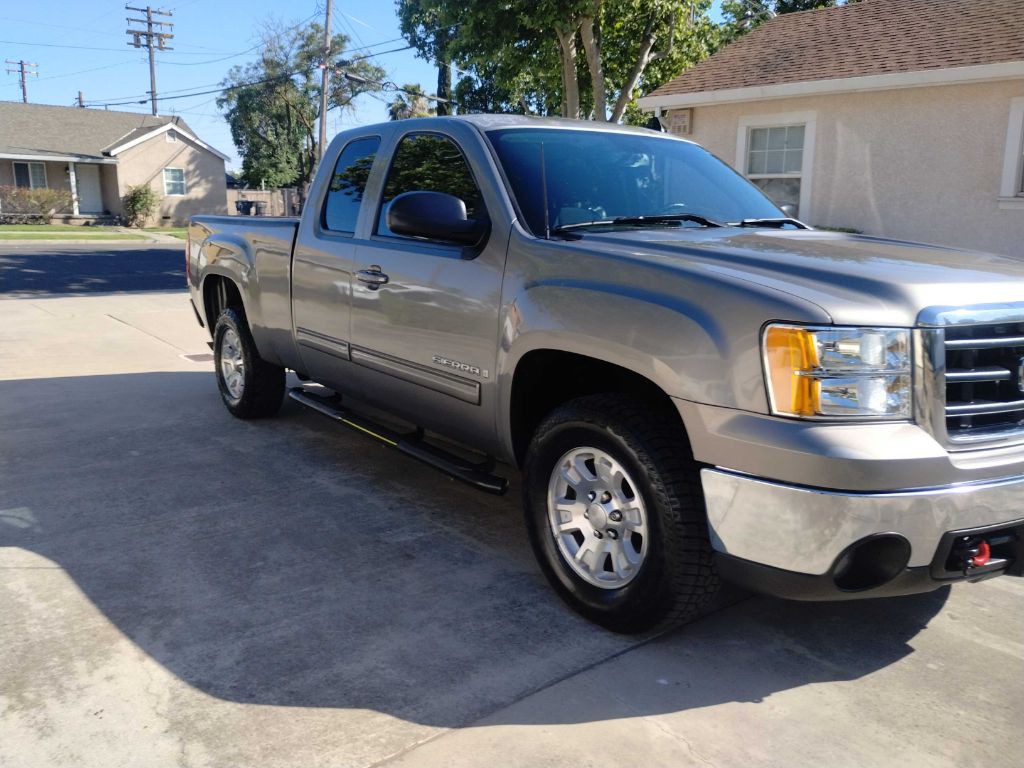 2008 GMC Sierra Image 2