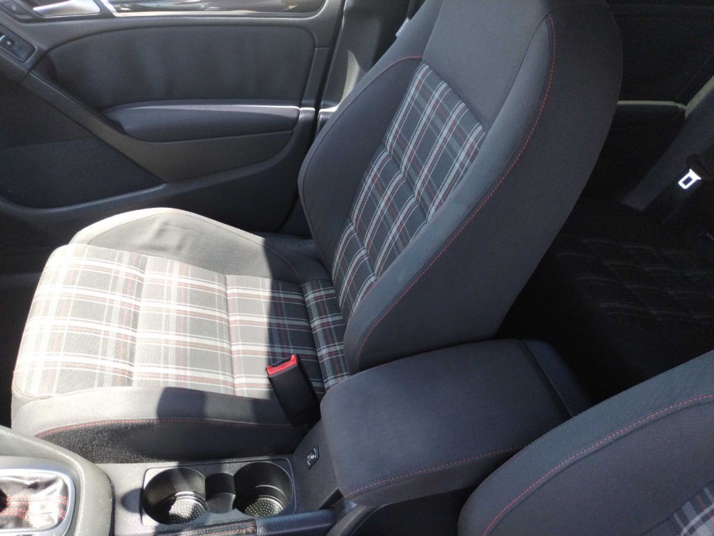 2011 Volkswagen GTI Image 13