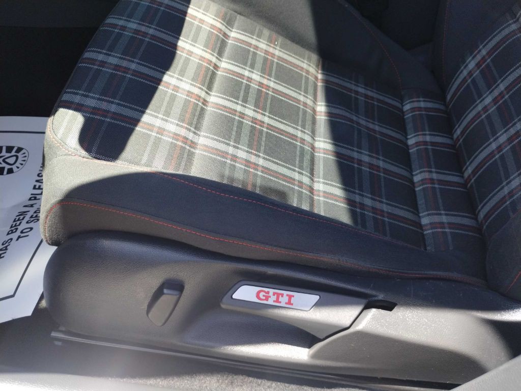 2011 Volkswagen GTI Image 14