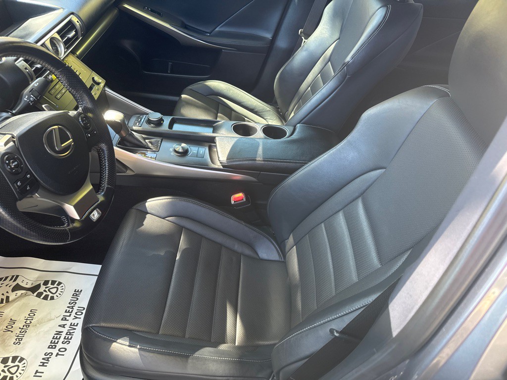 2016 Lexus IS Image 13