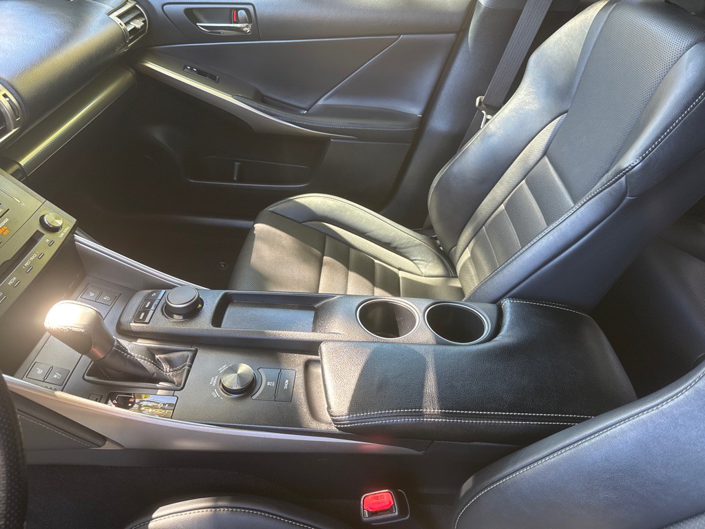 2016 Lexus IS Image 14
