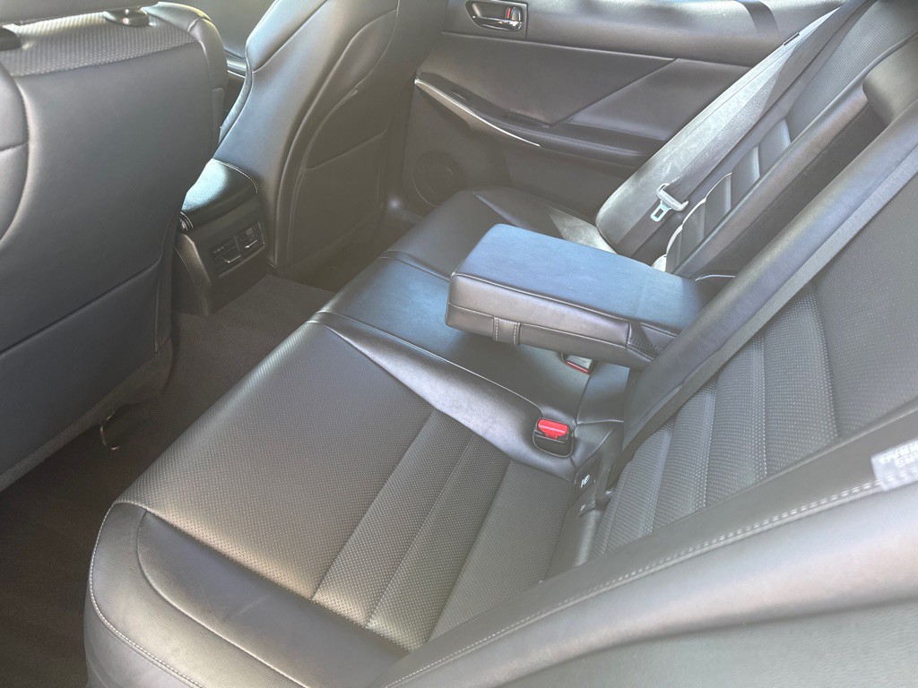 2016 Lexus IS Image 17
