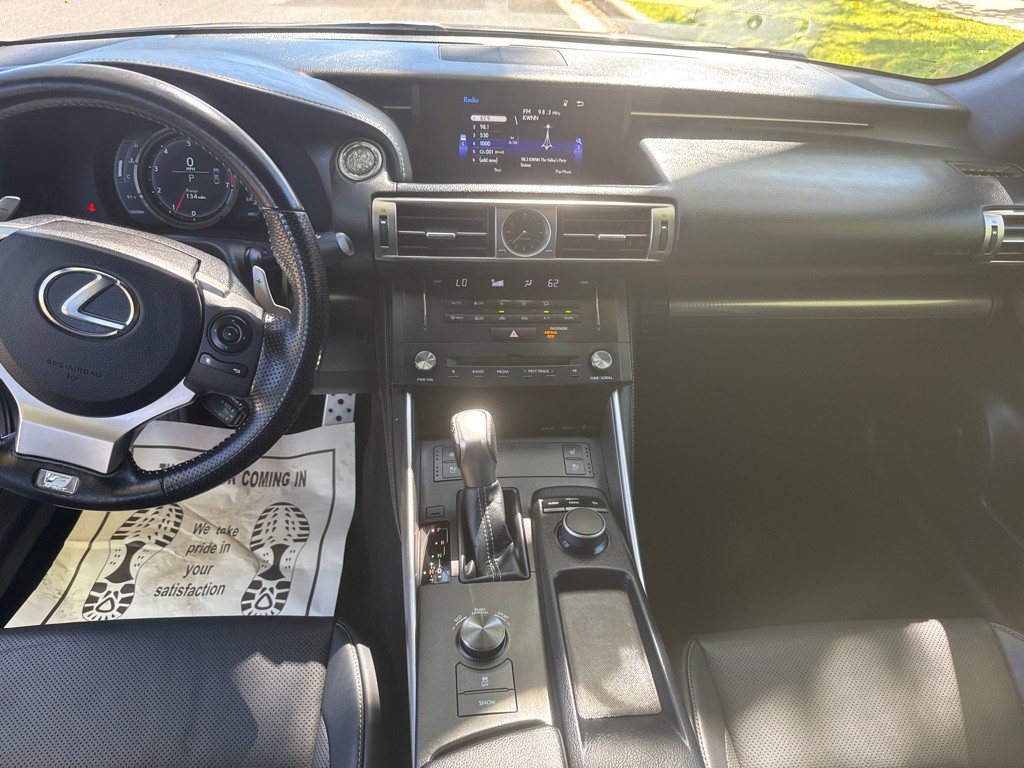 2016 Lexus IS Image 19