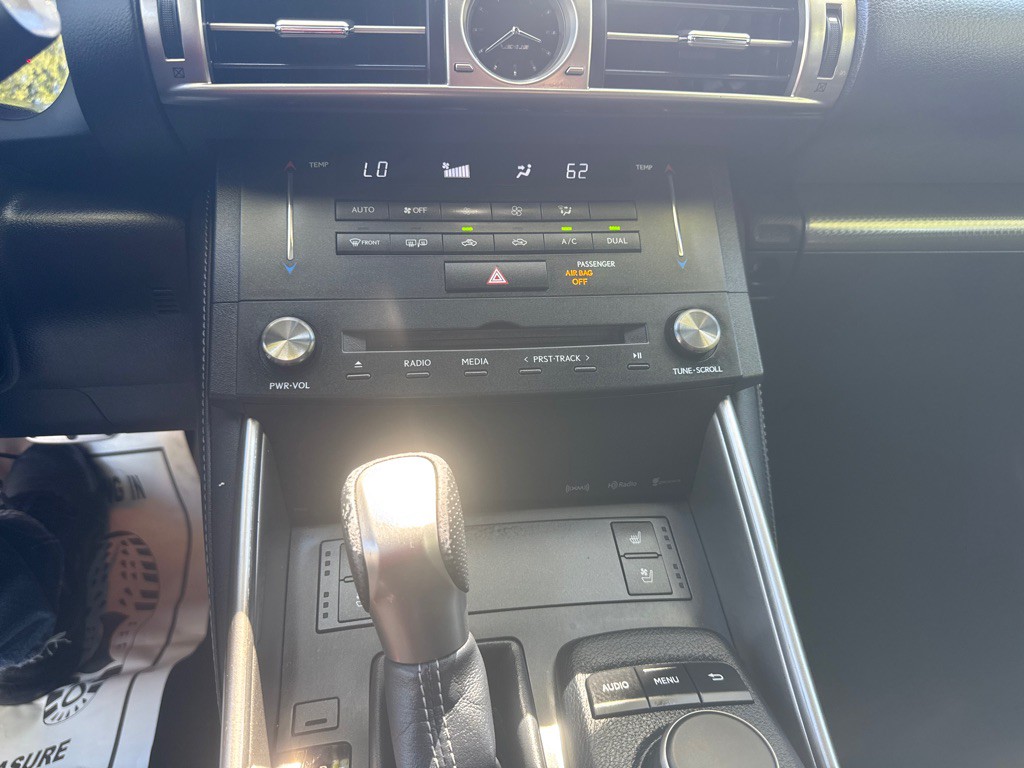 2016 Lexus IS Image 23