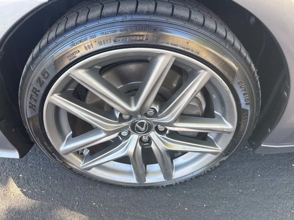 2016 Lexus IS Image 24