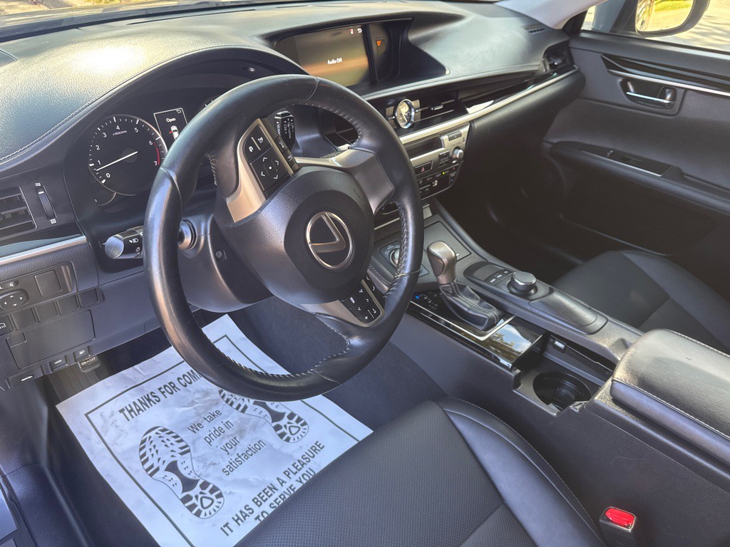 2018 Lexus ES Image 10