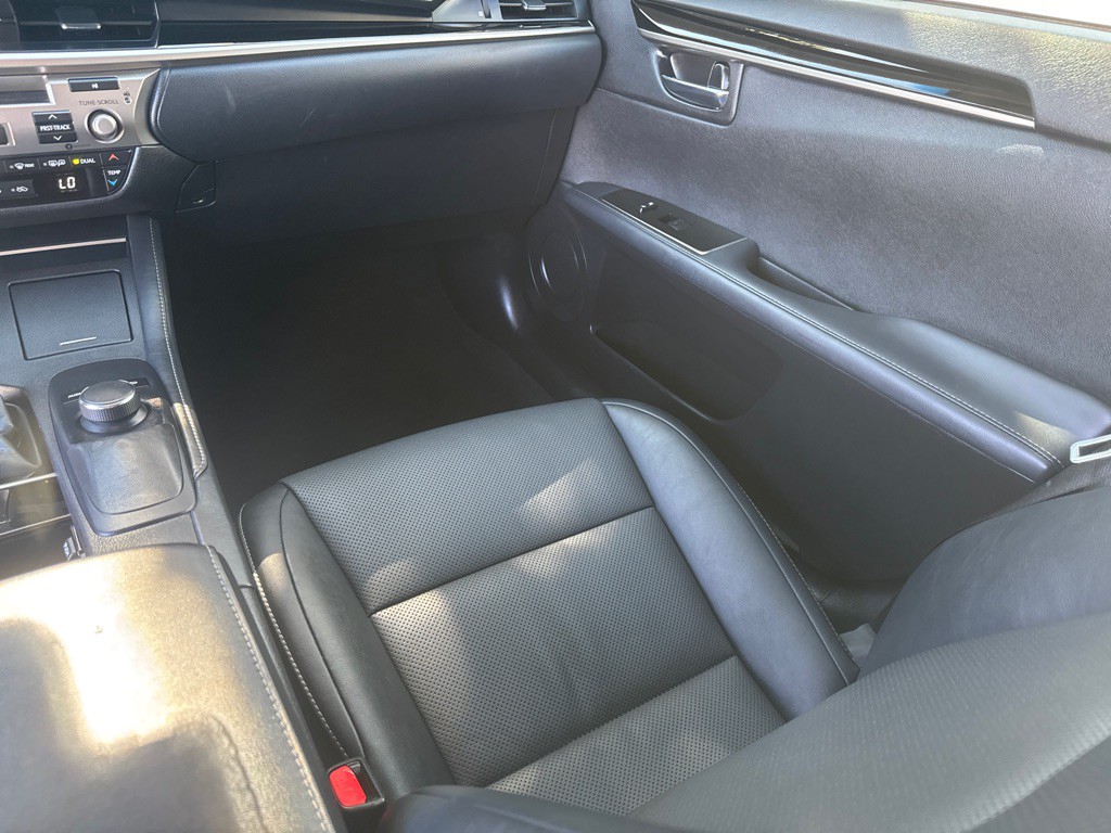 2018 Lexus ES Image 16
