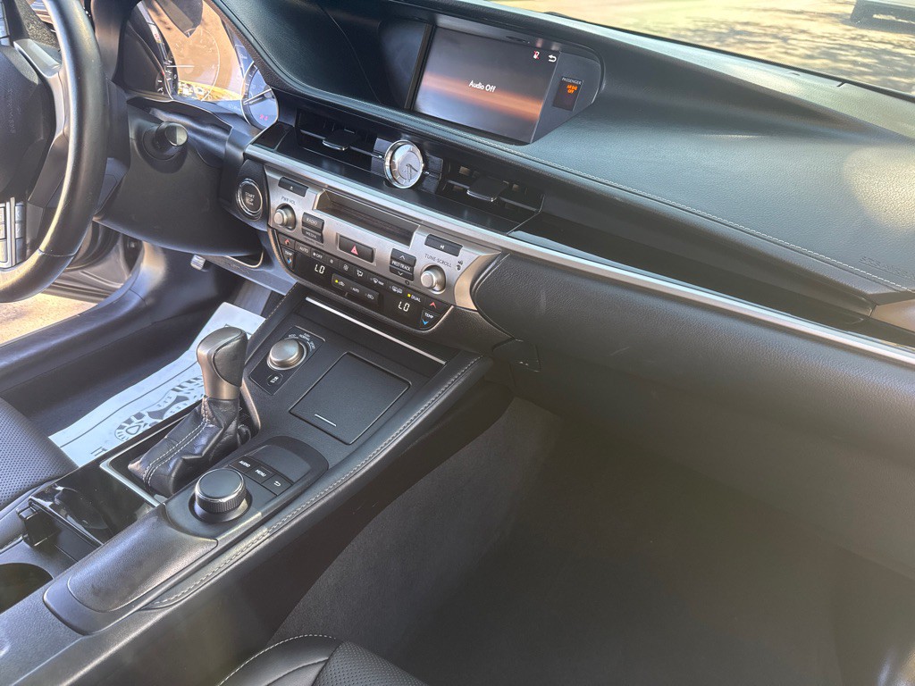 2018 Lexus ES Image 18