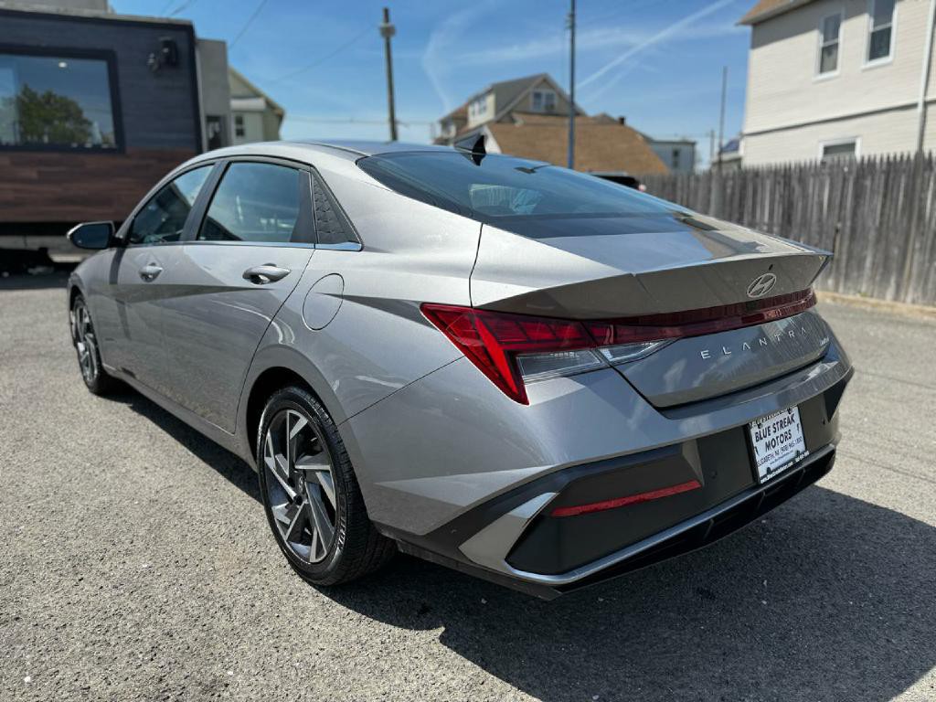 2024 Hyundai Elantra Image 8