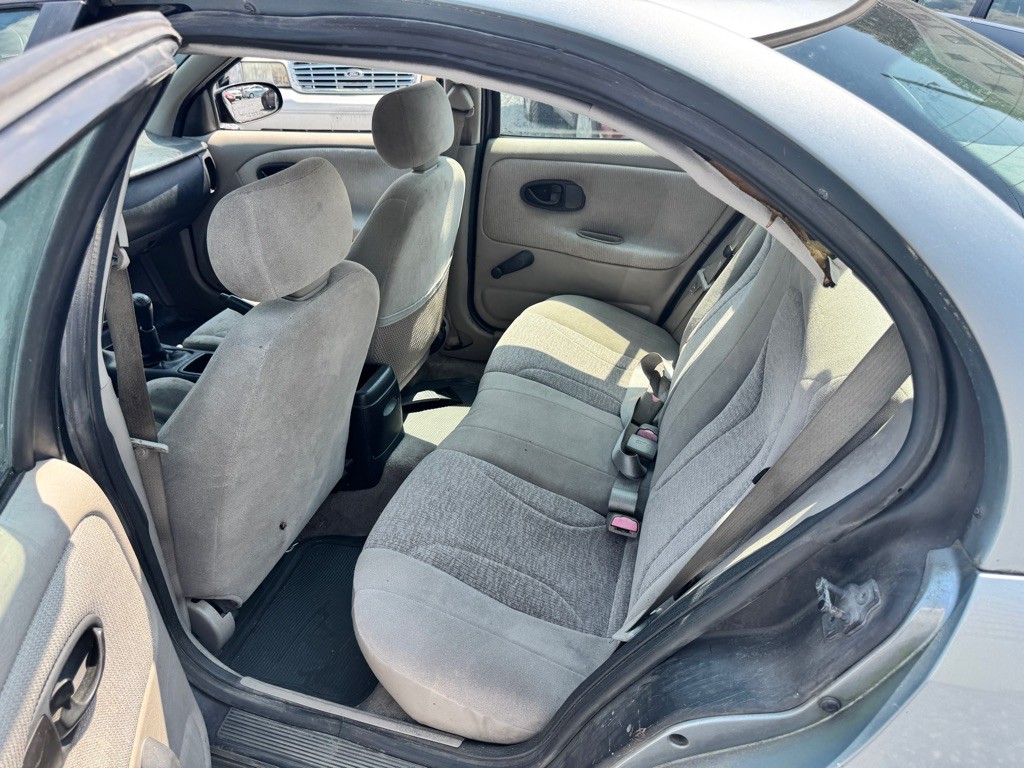 2002 Saturn SL Image 6