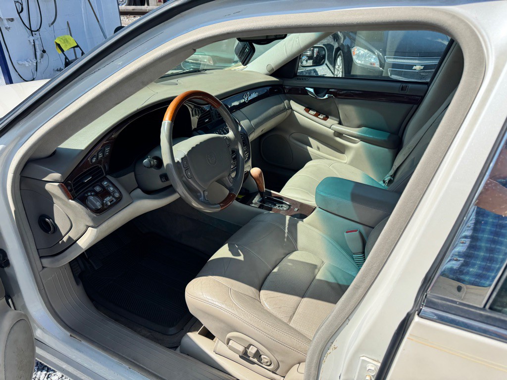 2000 Cadillac DeVille Image 8