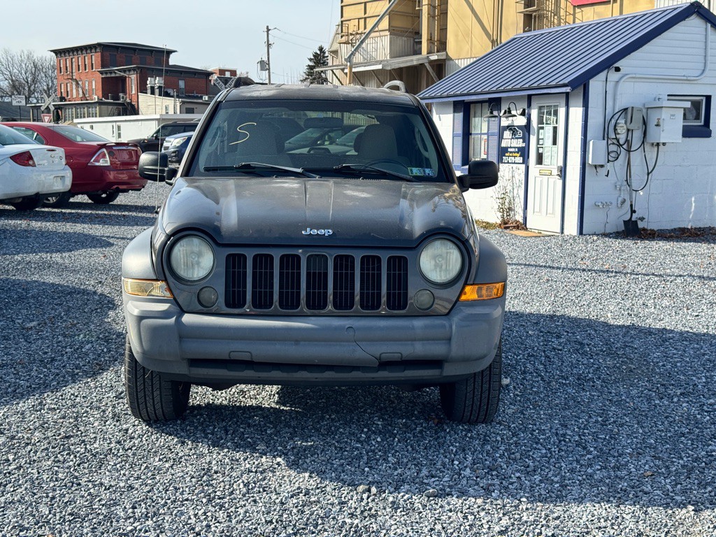 2005 Jeep Liberty Image 2