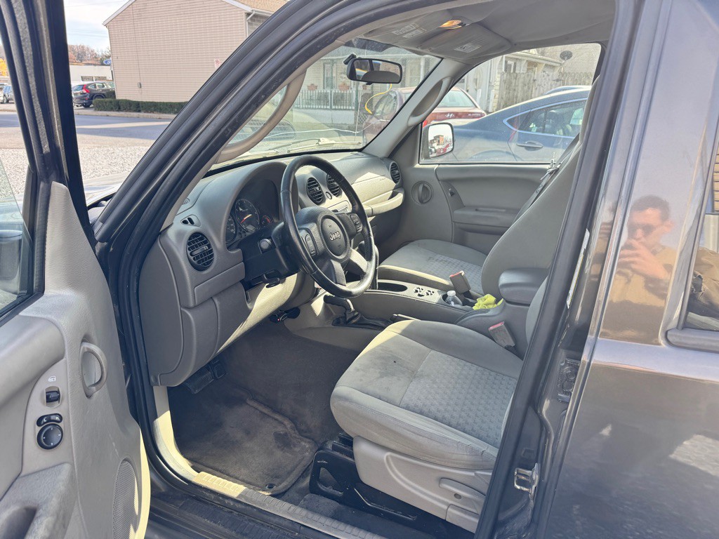 2005 Jeep Liberty Image 9