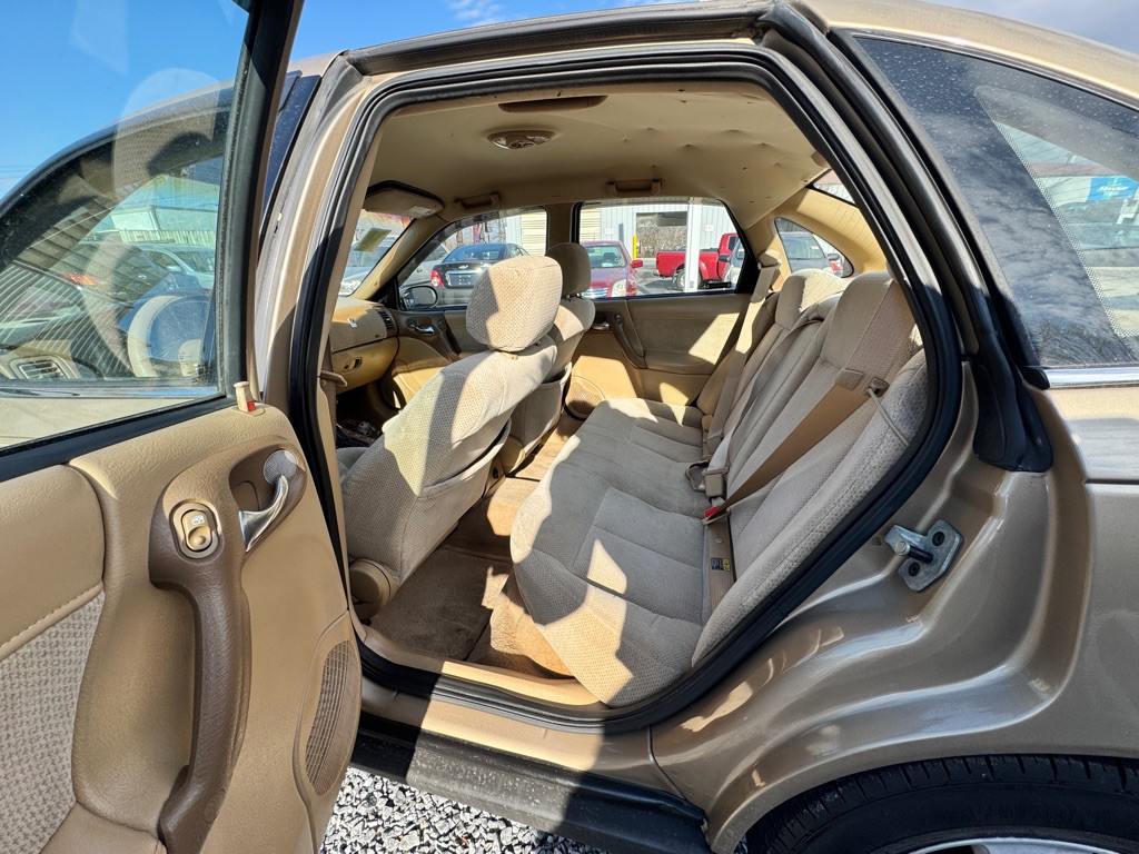 2002 Saturn L300 Image 7