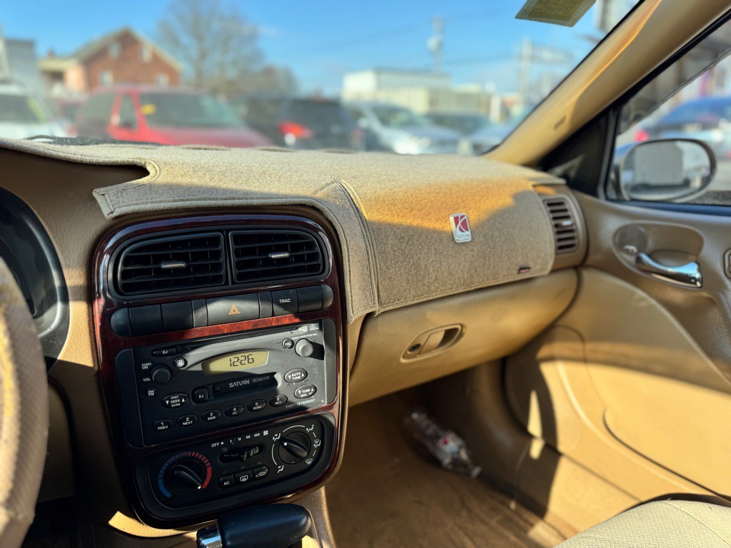 2002 Saturn L300 Image 10