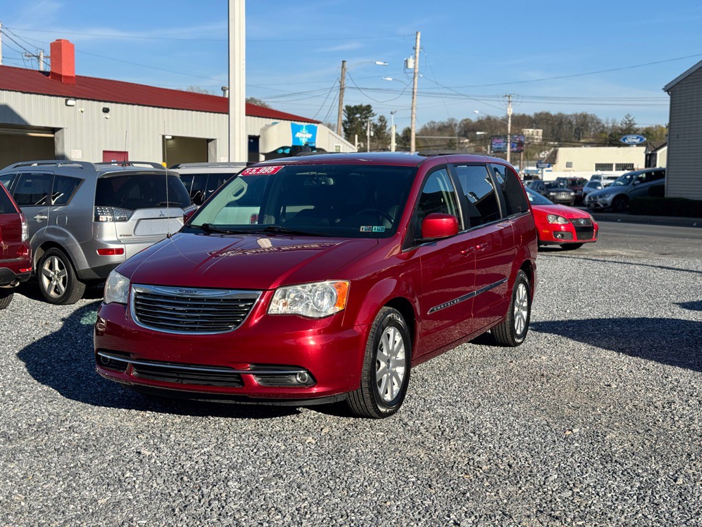 2013 Chrysler Town & Country Image 1