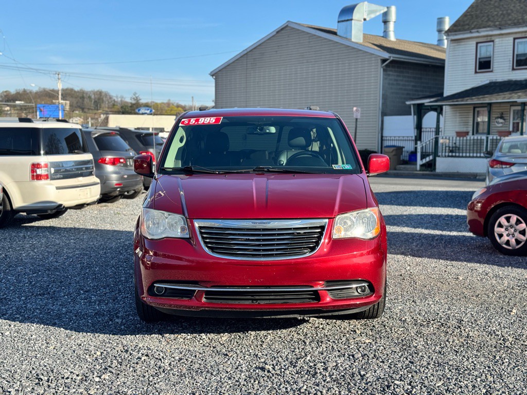 2013 Chrysler Town & Country Image 2