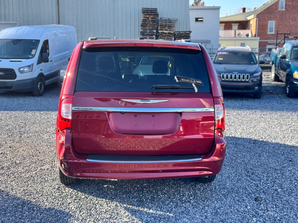 2013 Chrysler Town & Country Image 6