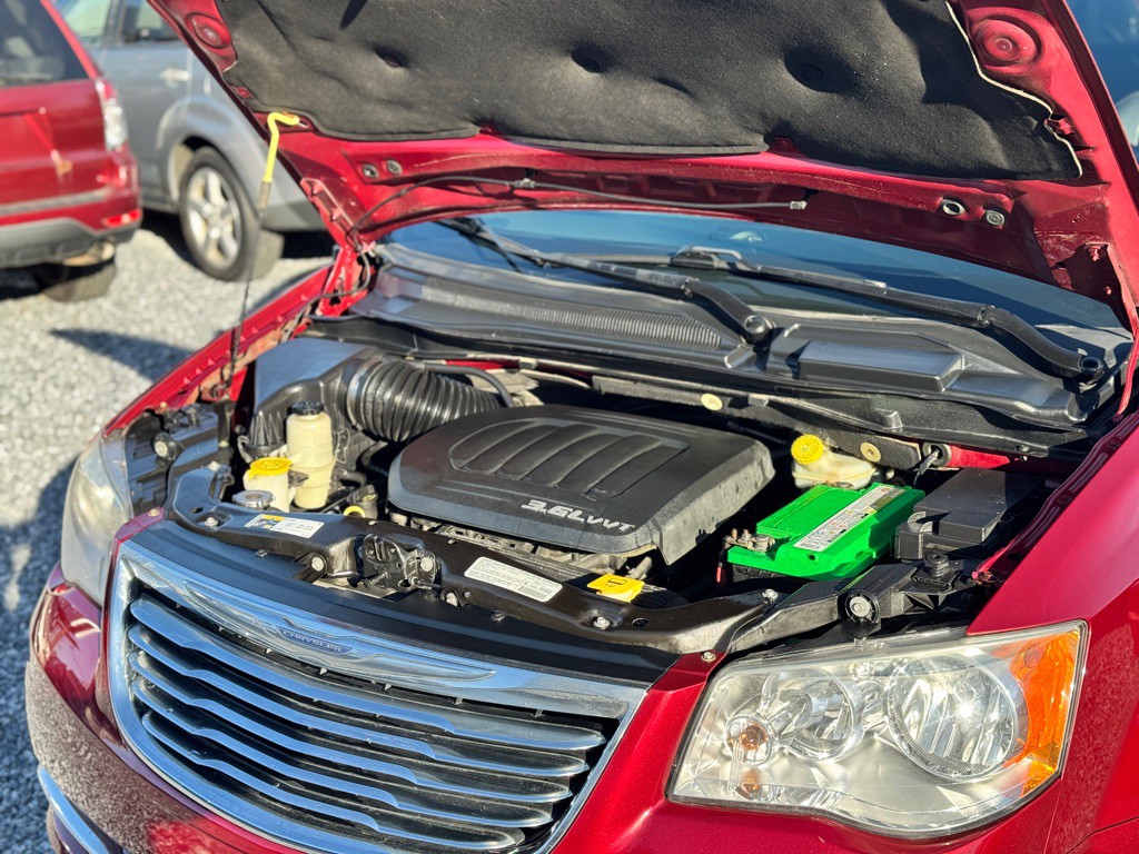 2013 Chrysler Town & Country Image 8