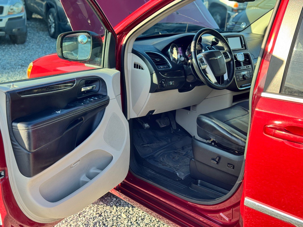2013 Chrysler Town & Country Image 10