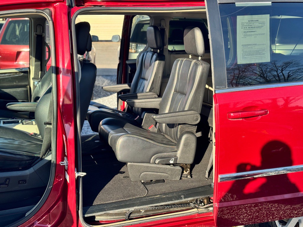2013 Chrysler Town & Country Image 11