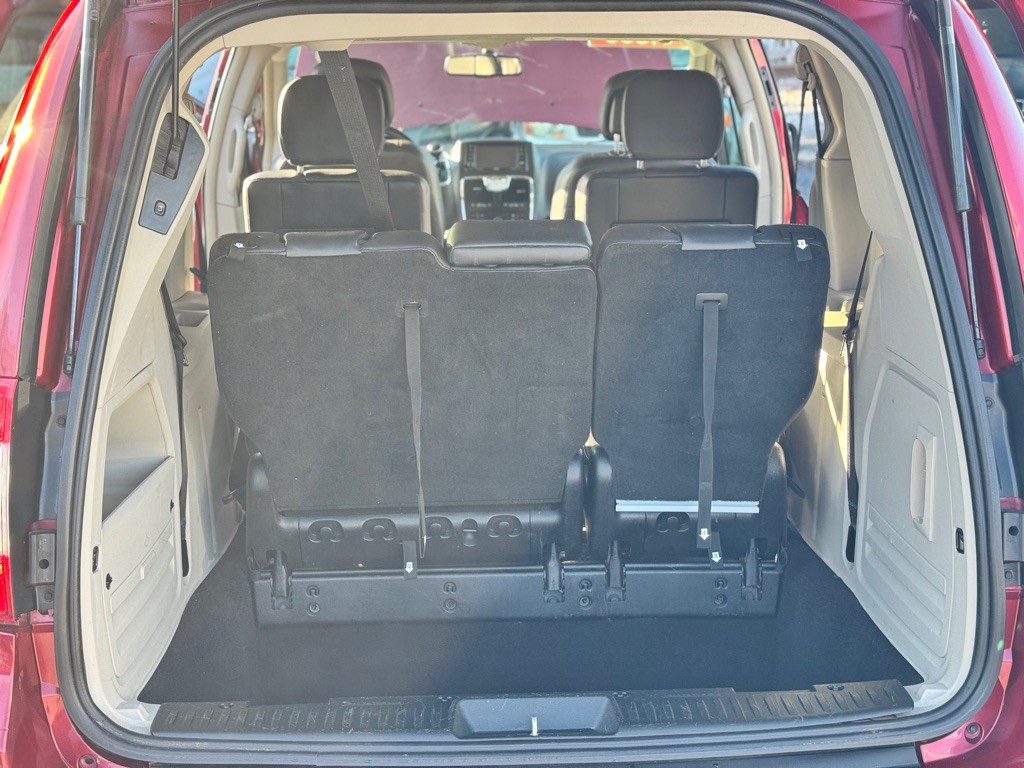 2013 Chrysler Town & Country Image 13
