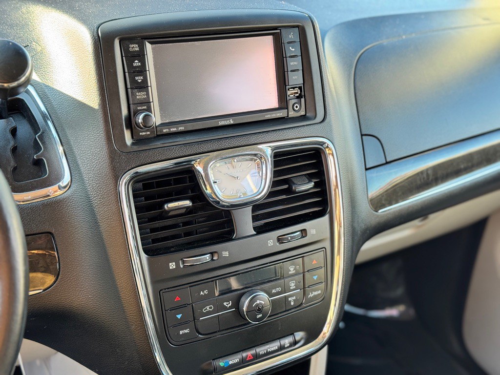 2013 Chrysler Town & Country Image 14