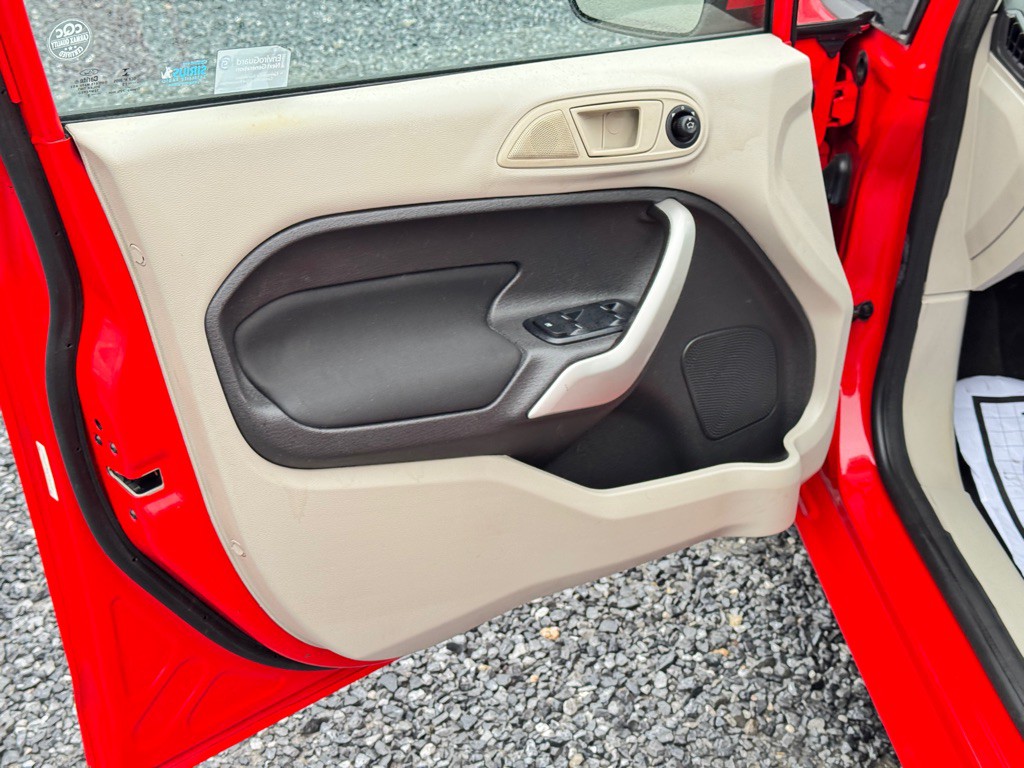 2013 Ford Fiesta Image 11