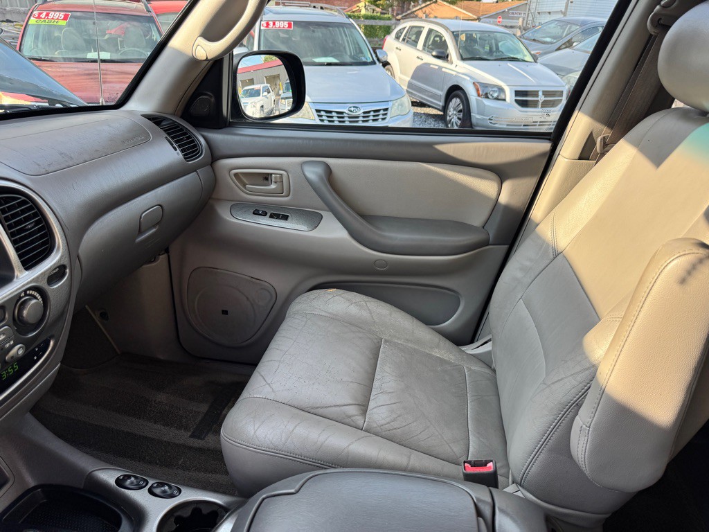 2002 Toyota Sequoia Image 25